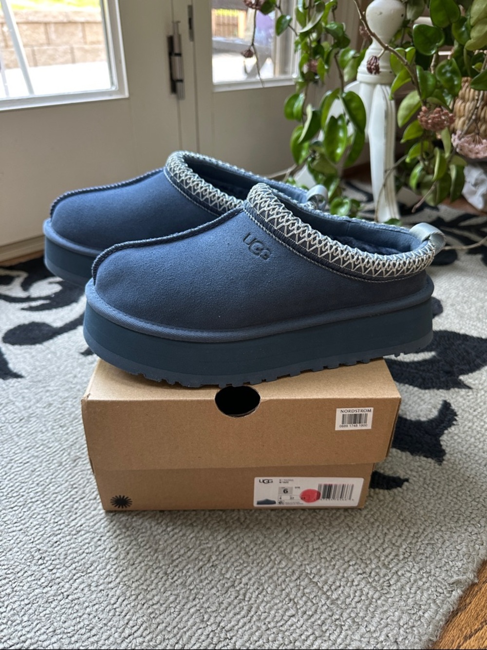UGG Navy Platform Tazz with Braided Collar Size 6 new